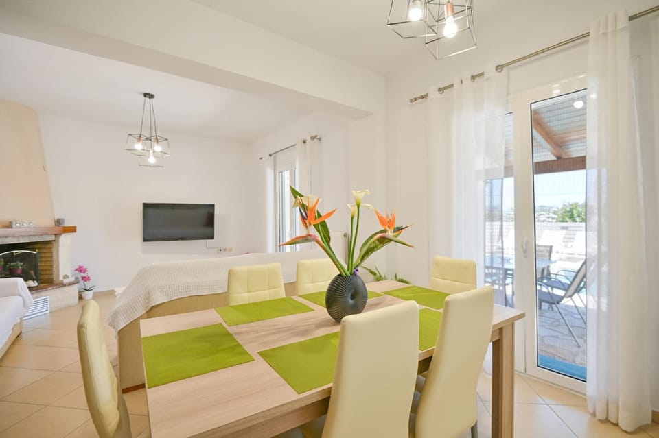 TV and multimedia, Living room, Seating area, Dining area
