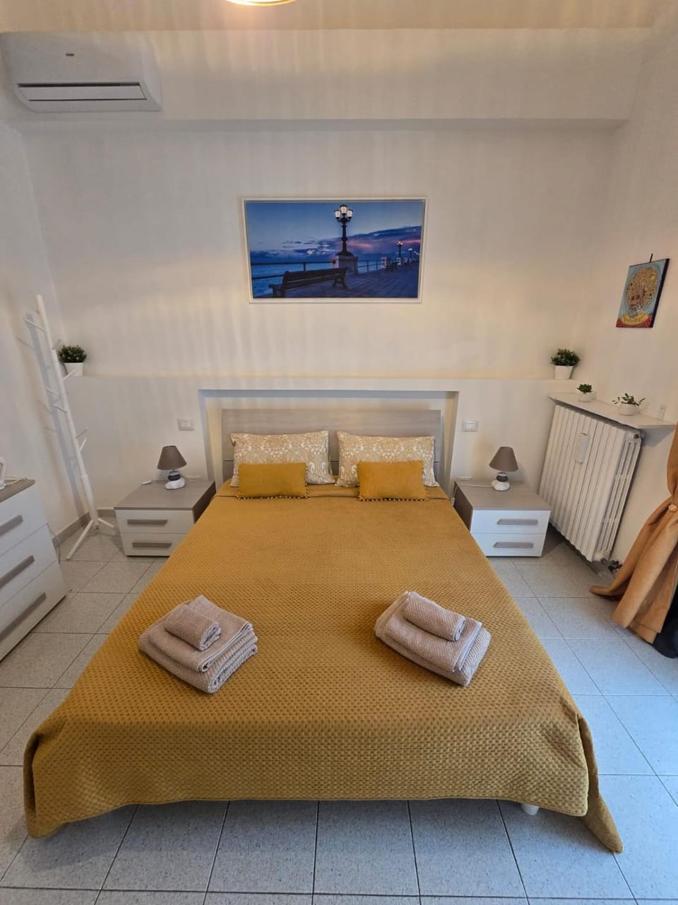 Bedroom, towels, air conditioner
