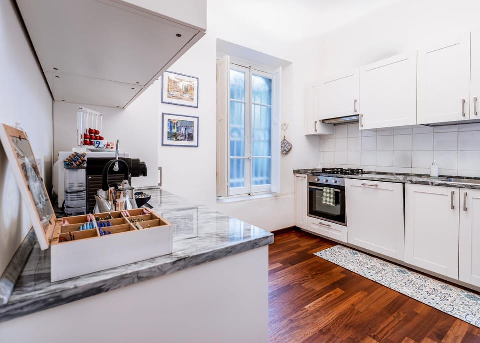 Coffee/tea facilities, Kitchen or kitchenette, dishwasher, oven, stove