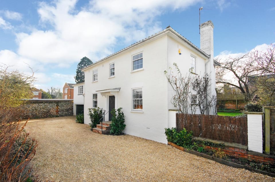 Montpellier House, Centrally Located, Large Garden House in Henley-on-Thames