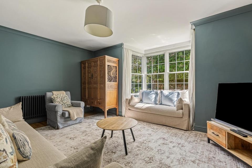 Montpellier House, Centrally Located, Large Garden House in Henley-on-Thames