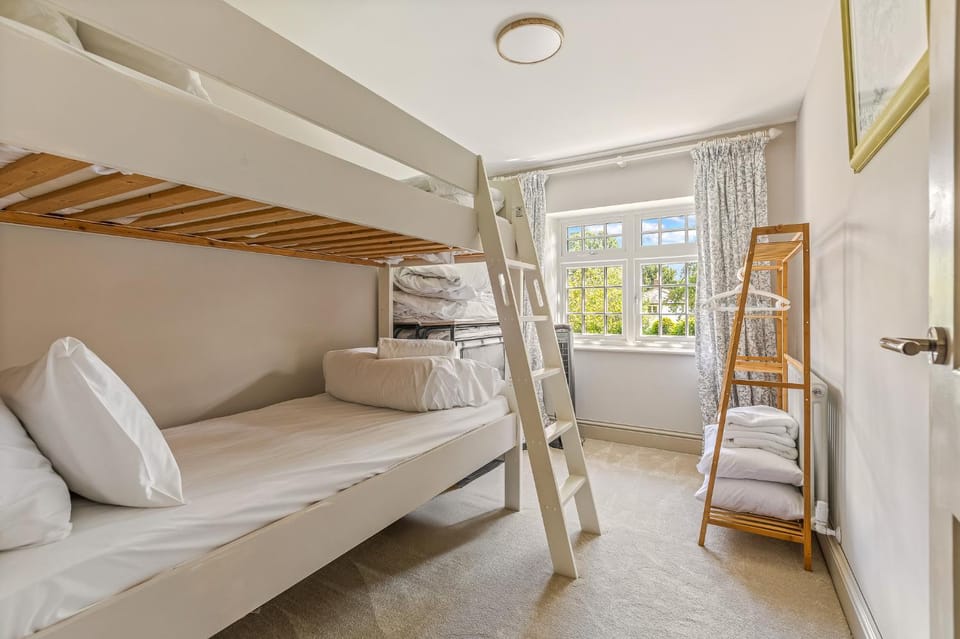 Montpellier House, Centrally Located, Large Garden House in Henley-on-Thames