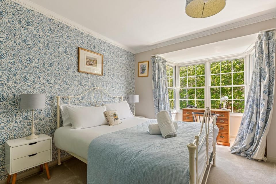 Montpellier House, Centrally Located, Large Garden House in Henley-on-Thames