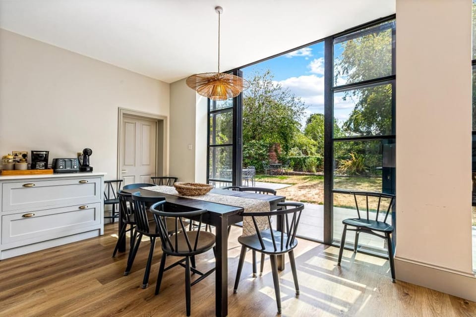 Montpellier House, Centrally Located, Large Garden House in Henley-on-Thames