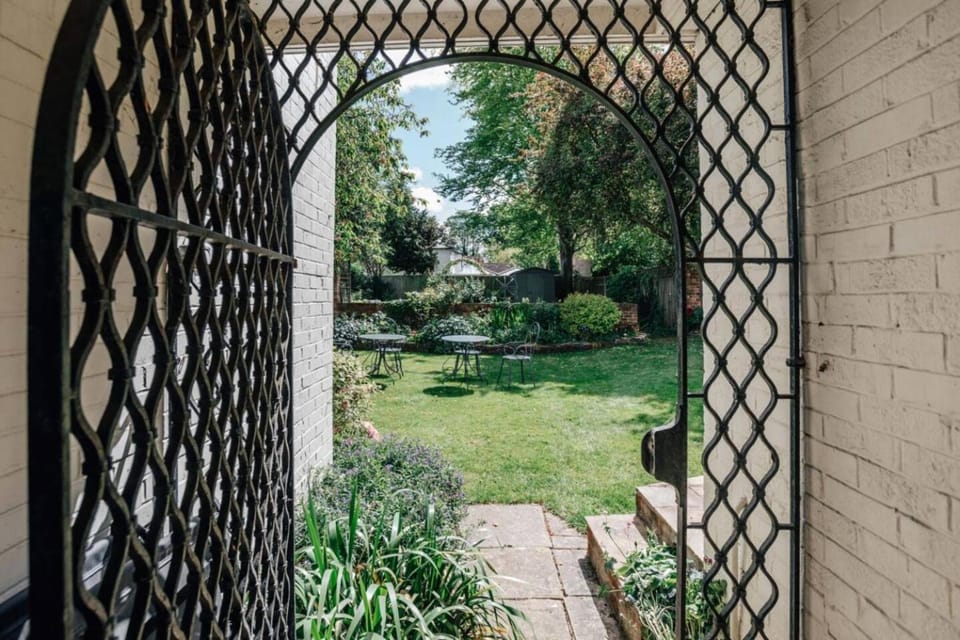 Montpellier House, Centrally Located, Large Garden House in Henley-on-Thames