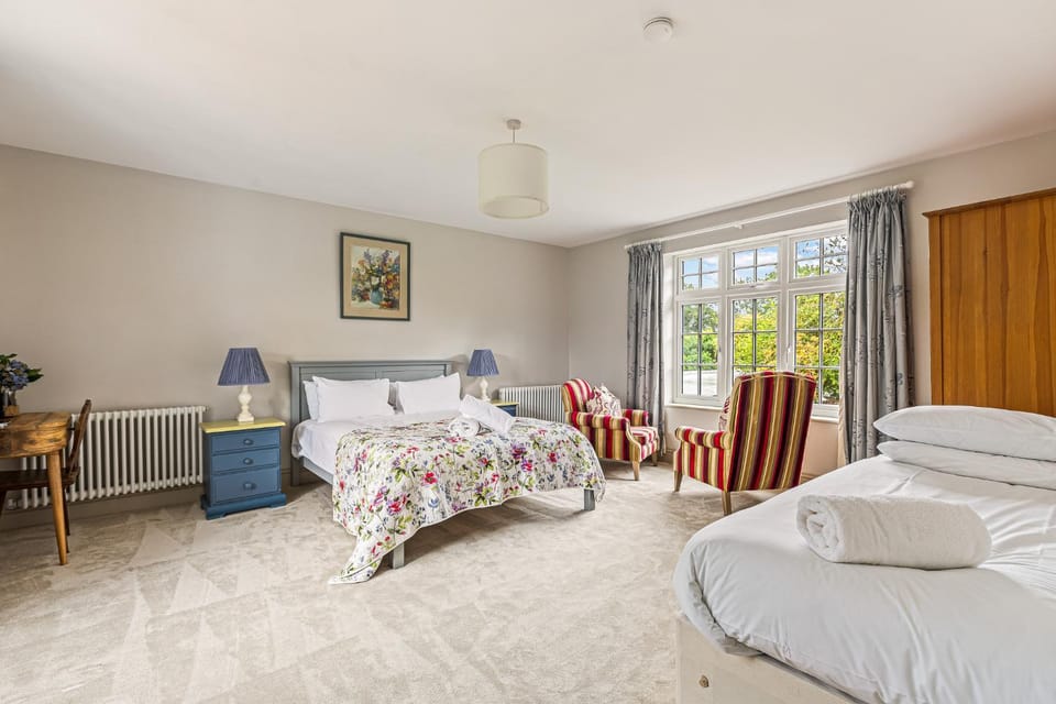 Montpellier House, Centrally Located, Large Garden House in Henley-on-Thames