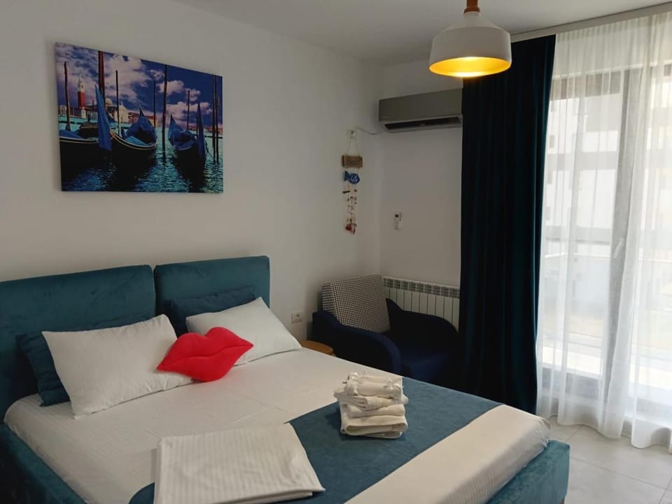Bed, Photo of the whole room, Seating area, Bedroom, towels, air conditioner