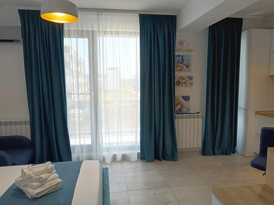 Bed, Photo of the whole room, Seating area, Bedroom, towels