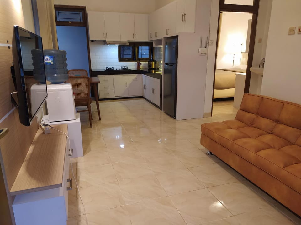 Kitchen or kitchenette, Living room, Seating area, Dining area