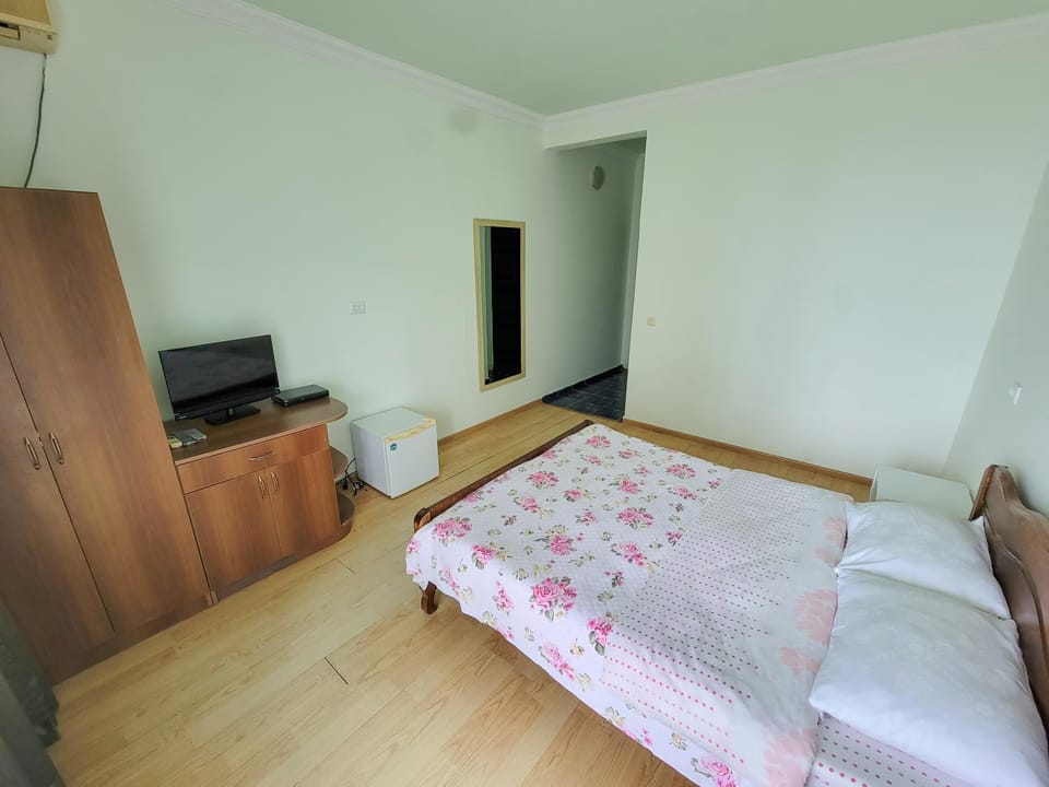 Bed, TV and multimedia, Photo of the whole room