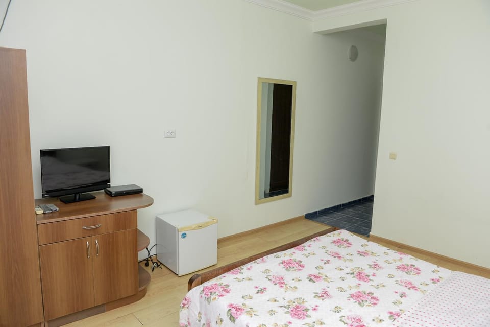 Bed, TV and multimedia, Photo of the whole room