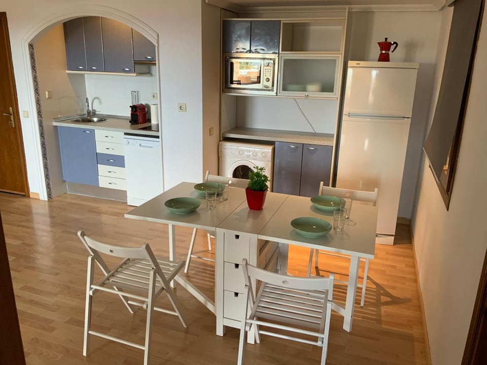 Kitchen or kitchenette, Dining area