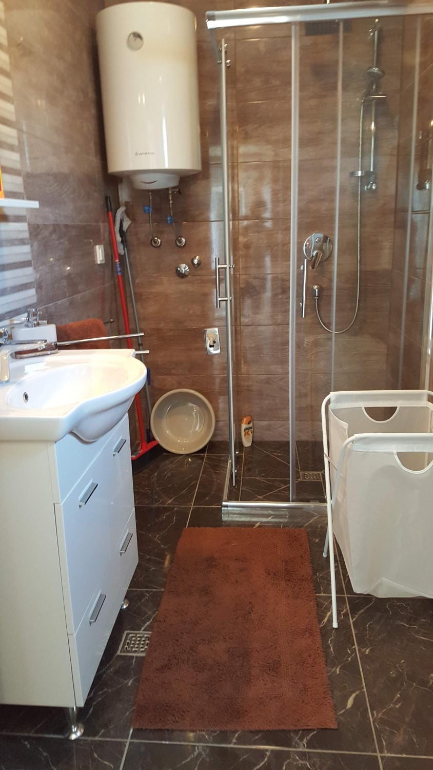 Shower, Toilet, Bathroom, towels