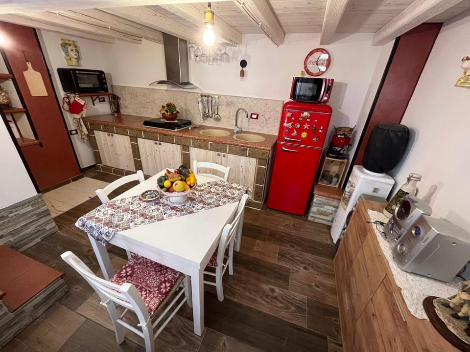 Coffee/tea facilities, Kitchen or kitchenette, Dining area