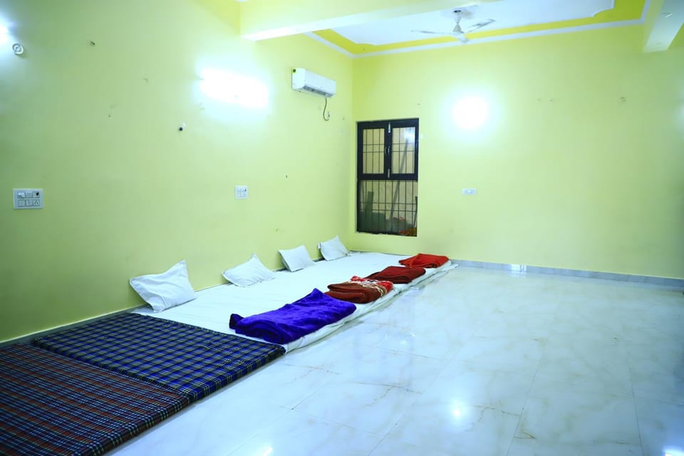 Bed, Photo of the whole room, Bedroom, fireplace, air conditioner