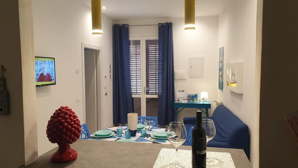TV and multimedia, Living room, Seating area, Dining area, Drinks