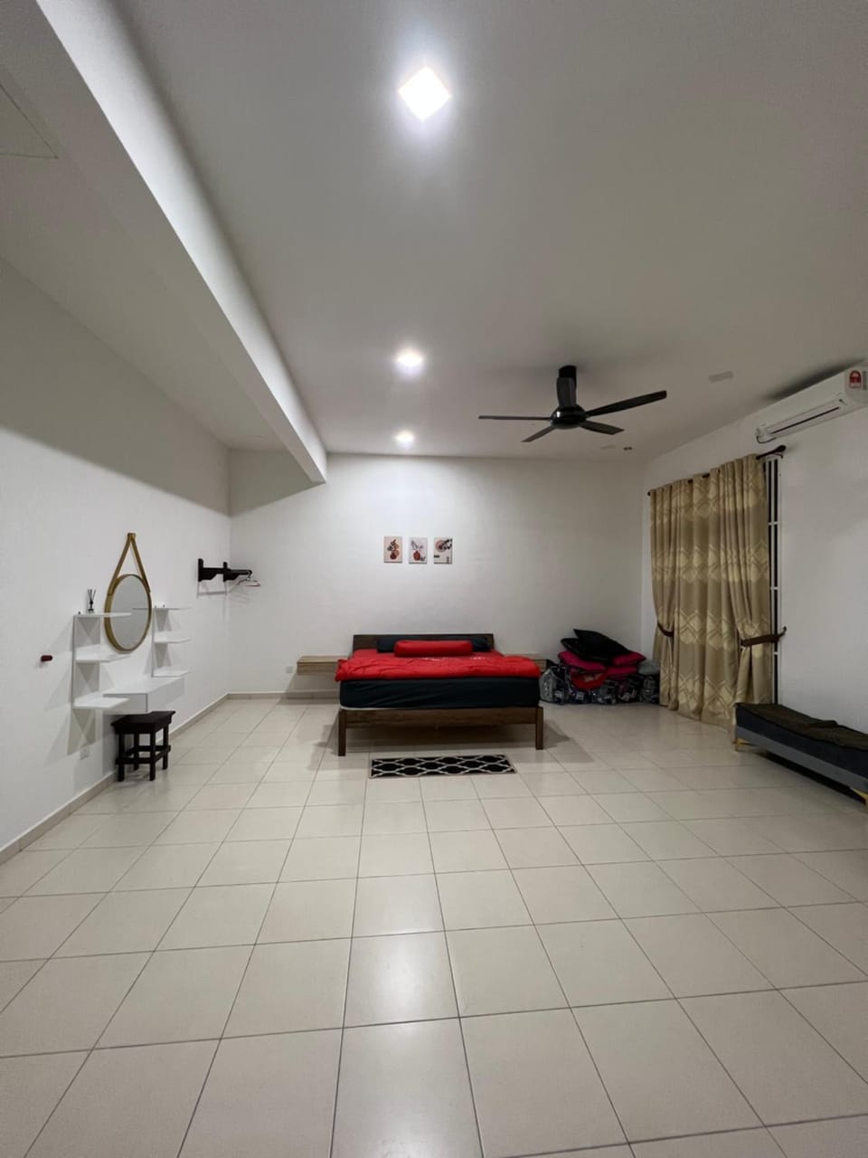 Photo of the whole room, Bedroom
