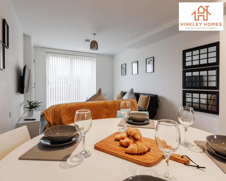 TV and multimedia, Living room, Food and drinks, Photo of the whole room, Seating area, Dining area, Food, Drinks