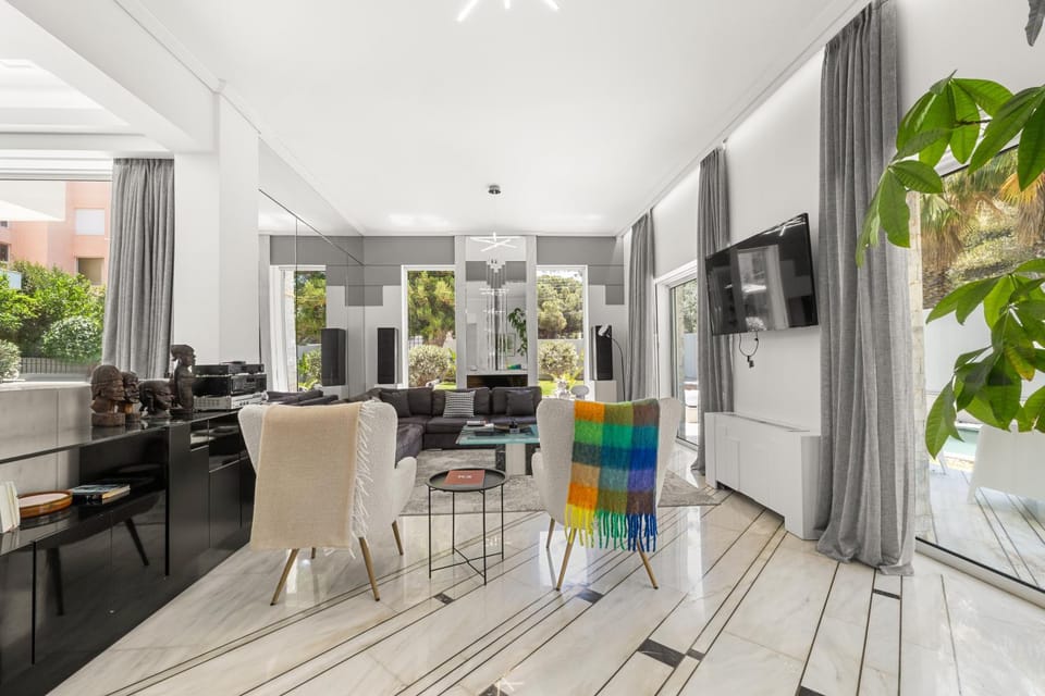 TV and multimedia, Living room, Seating area, Evening entertainment