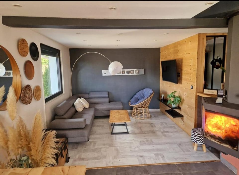 TV and multimedia, Living room, Seating area, flat iron