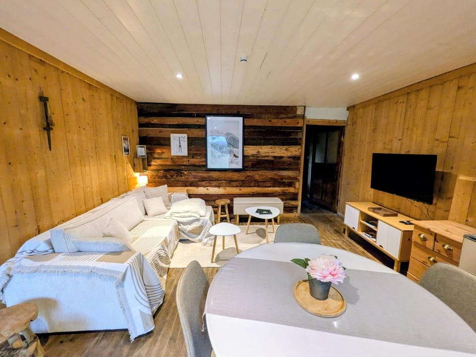 Communal lounge/ TV room, TV and multimedia, Living room, Seating area