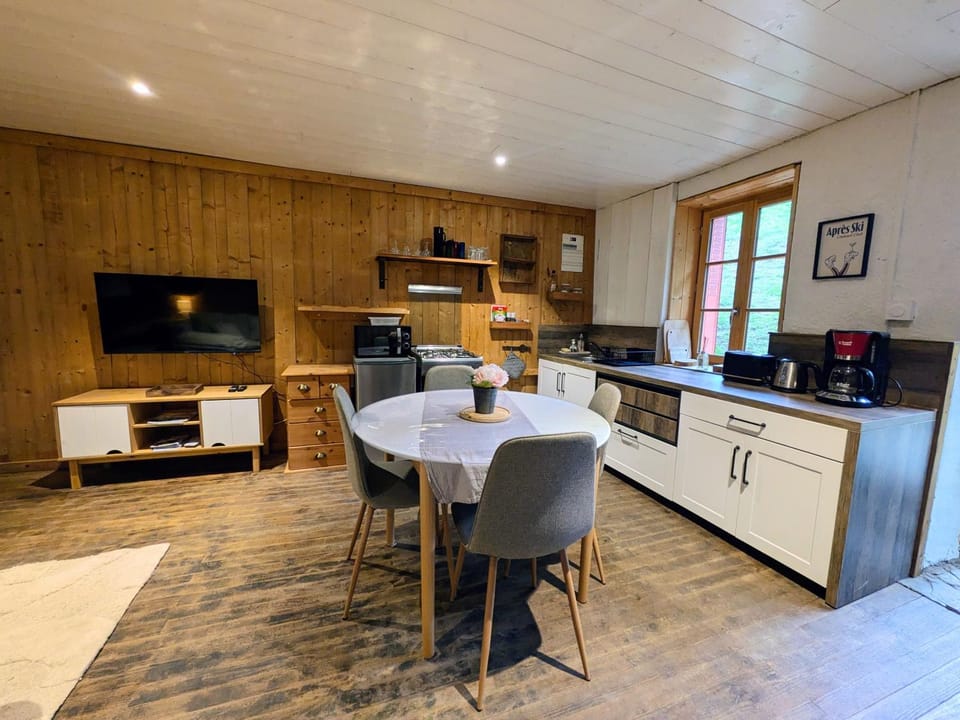 TV and multimedia, Kitchen or kitchenette, Dining area, dishwasher, oven, pet friendly, stove, toaster