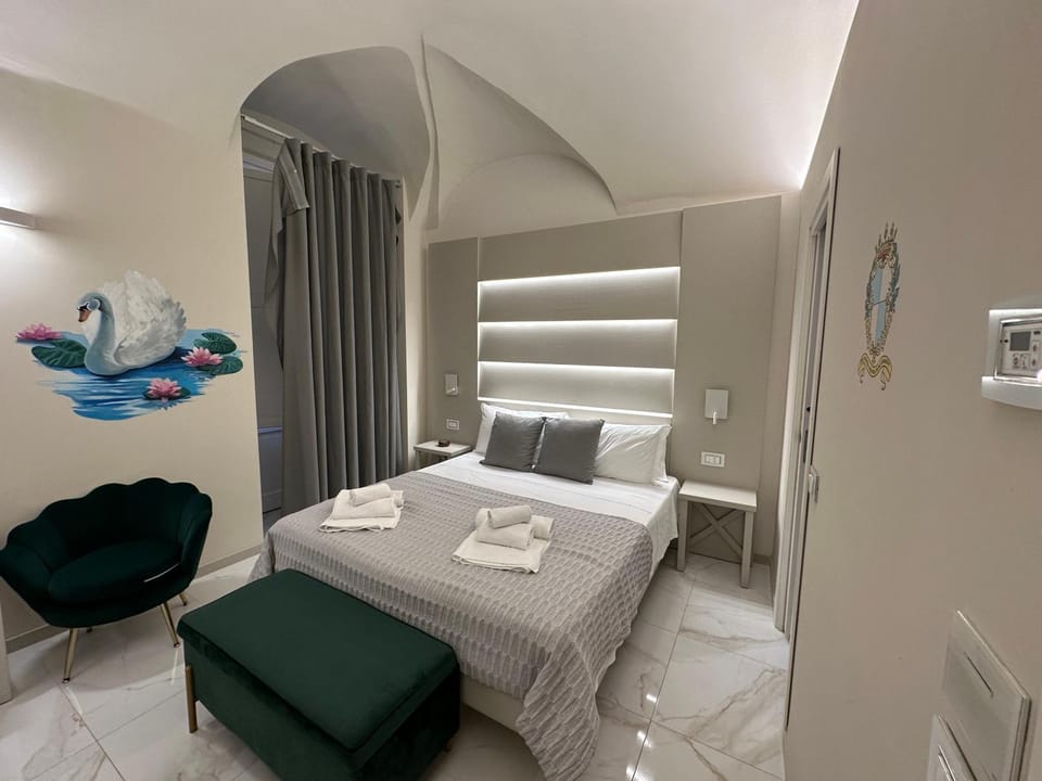 Bed, Photo of the whole room, Bedroom, towels