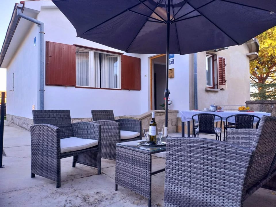 Patio, Day, Balcony/Terrace, Seating area