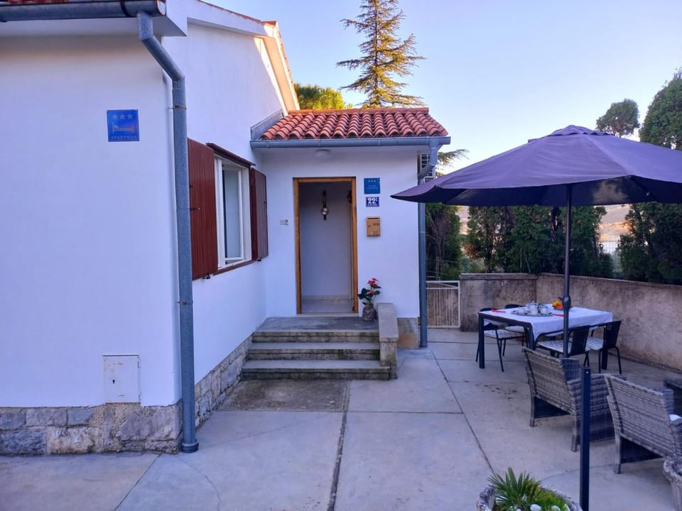 Property building, Patio, Day, Garden, Dining area, Garden view