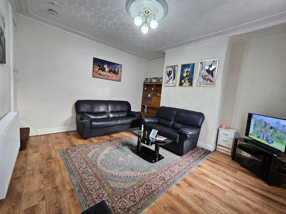 Spacious two bedroom house, parking and WiFi House in Leeds