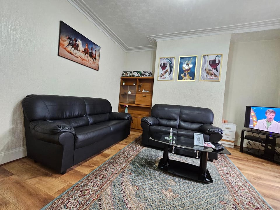 Spacious two bedroom house, parking and WiFi House in Leeds