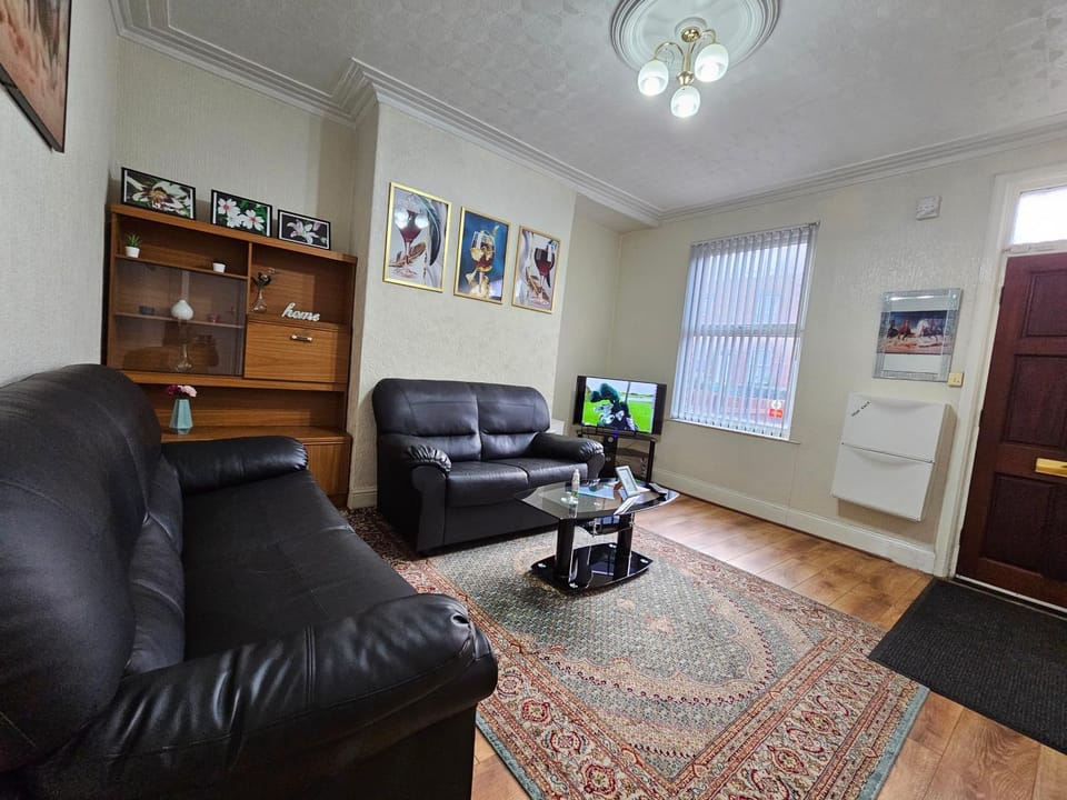Spacious two bedroom house, parking and WiFi House in Leeds