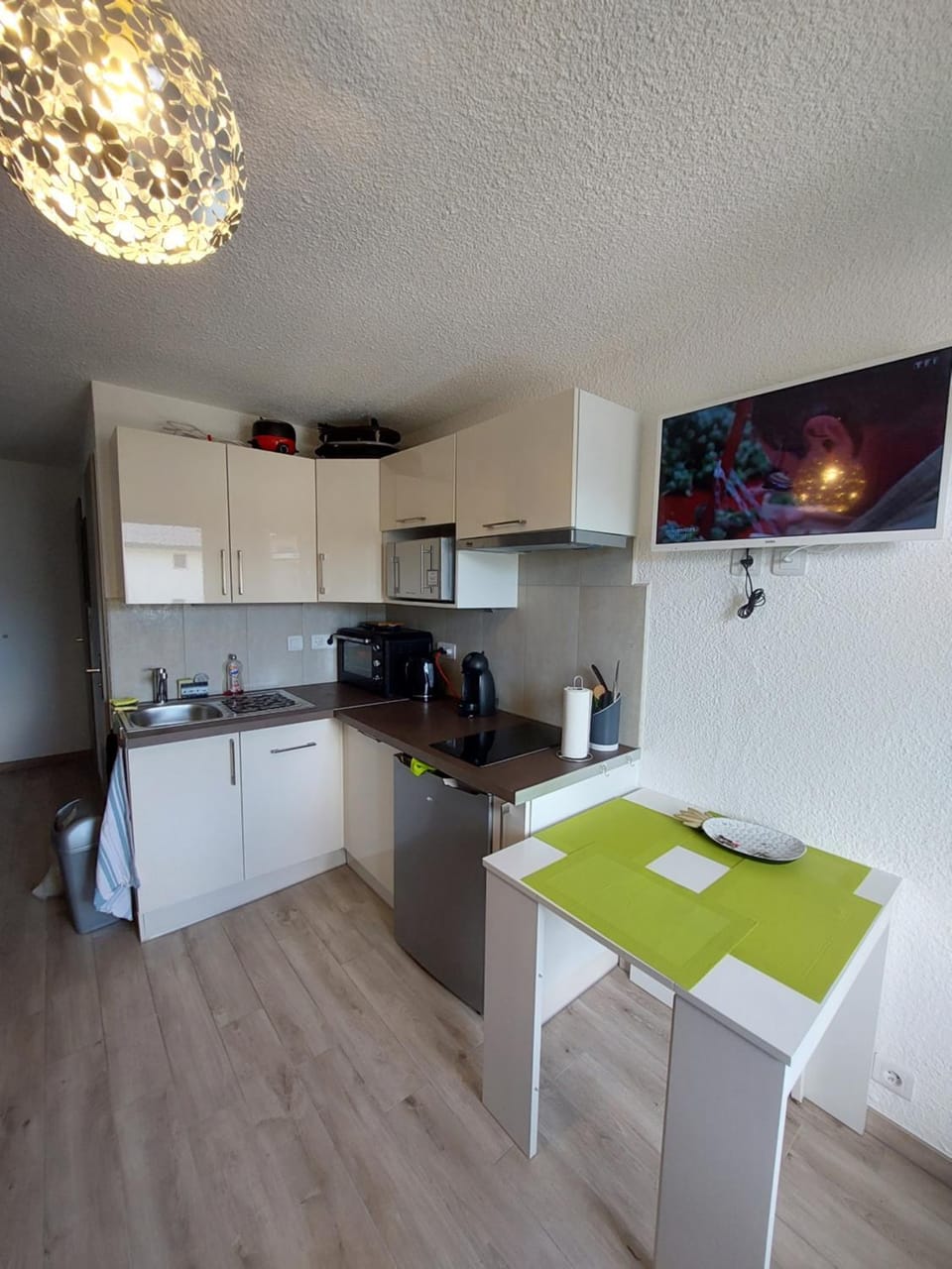 Kitchen or kitchenette, Dining area, minibar, pet friendly, stove, toaster