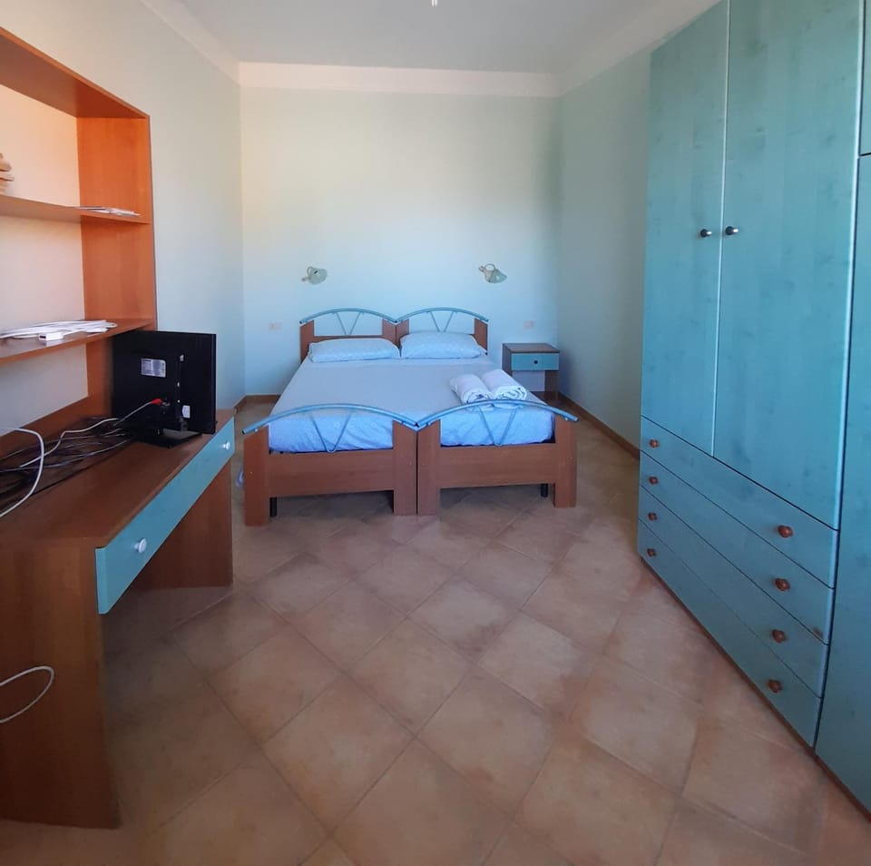 Bed, TV and multimedia, Photo of the whole room, Bedroom, wardrobe, air conditioner