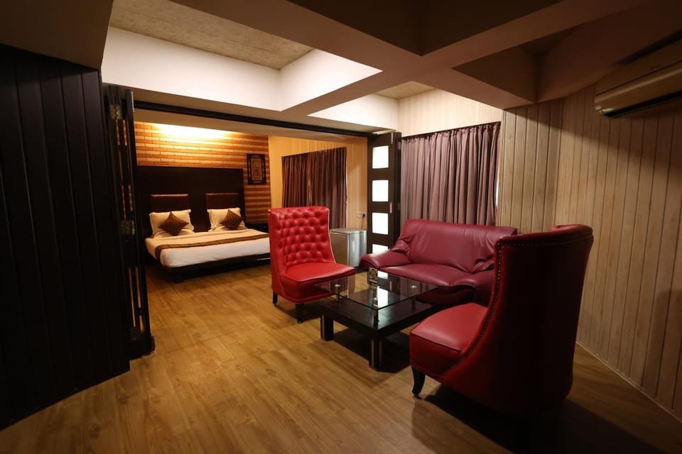Bed, Living room, Photo of the whole room, Seating area, Bedroom