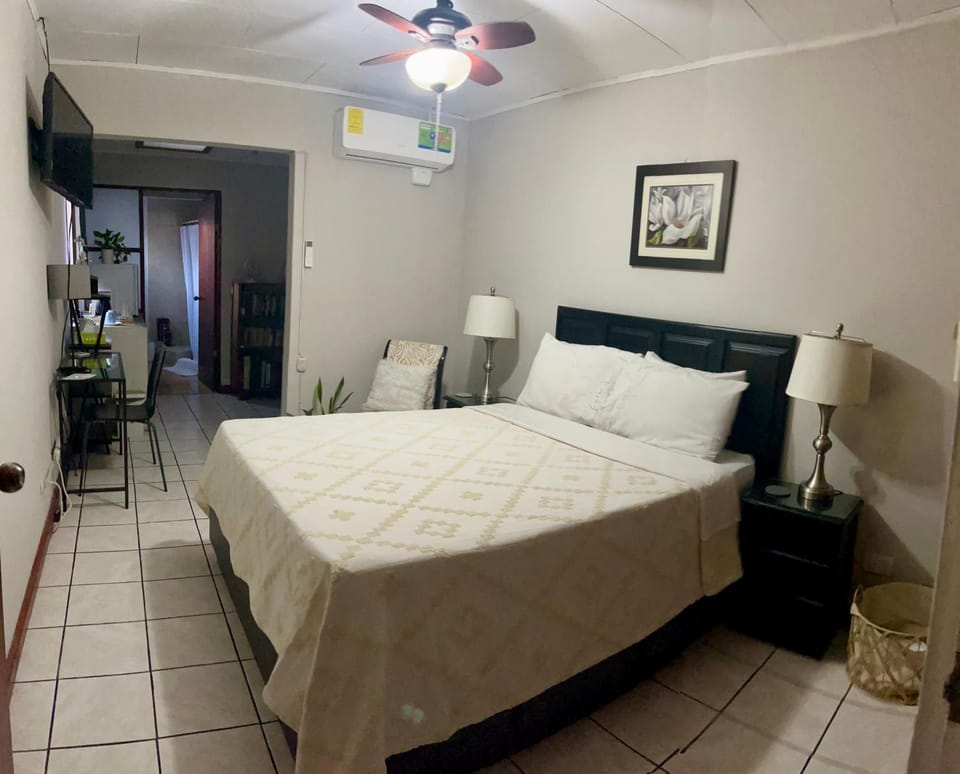 Room near Airport/ Cerca del Aeropuerto Vacation rental in Alajuela