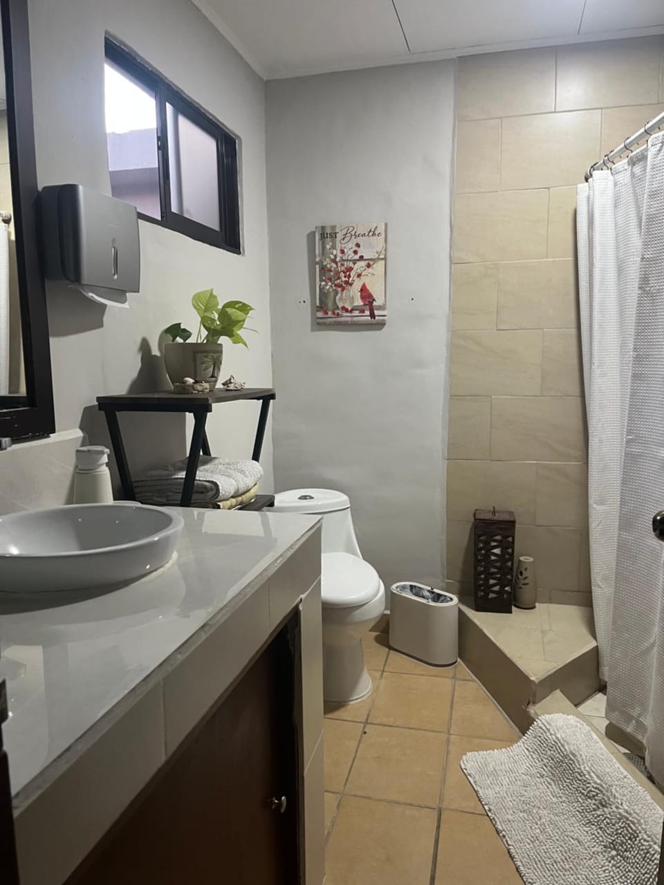 Room near Airport/ Cerca del Aeropuerto Vacation rental in Alajuela