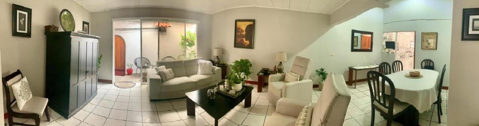 Room near Airport/ Cerca del Aeropuerto Vacation rental in Alajuela