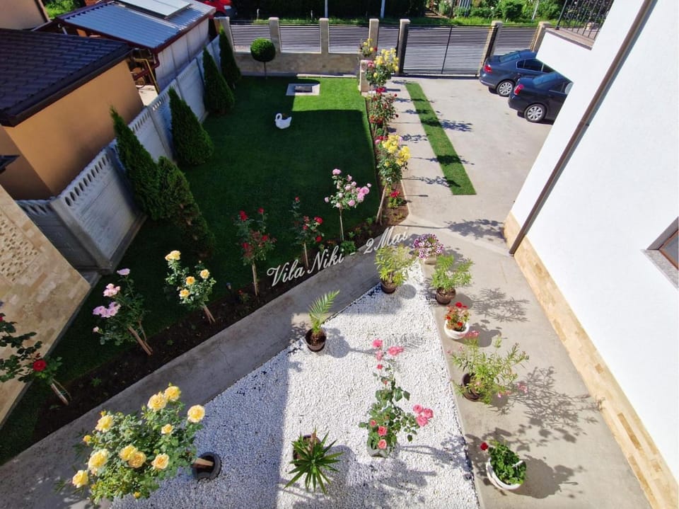 Property building, Day, Garden, Garden view, Street view
