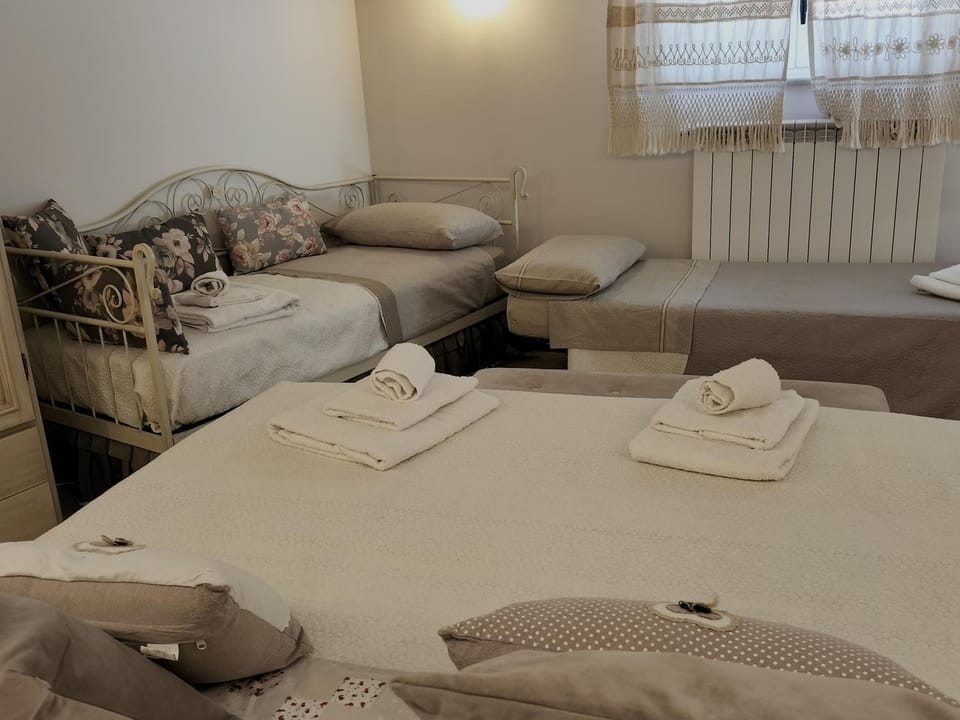 Bed, Bedroom, towels