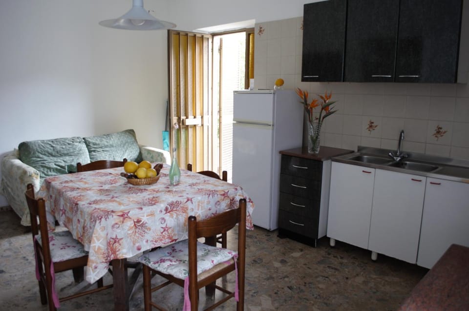 Kitchen or kitchenette, Living room, Seating area, Dining area, pet friendly, stove
