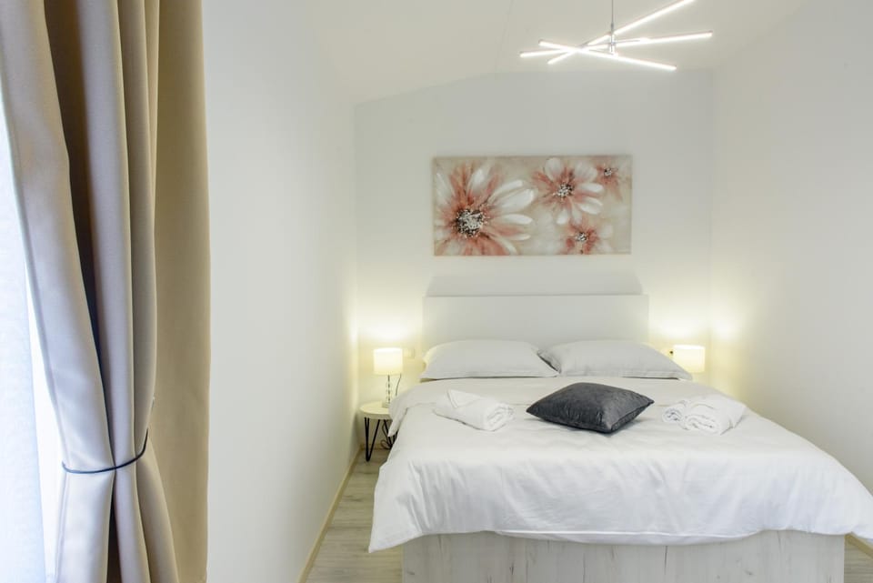 Bed, Bedroom, towels