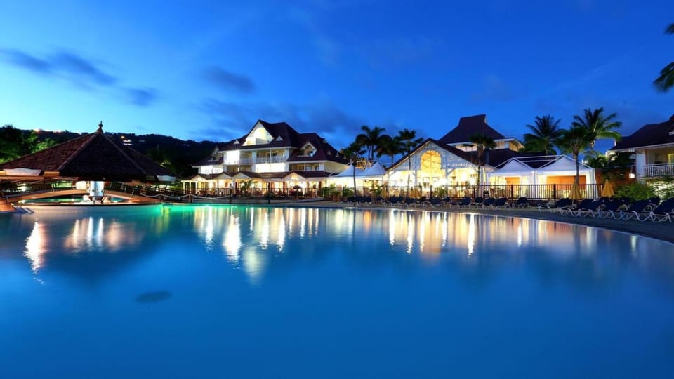 Property building, Restaurant/places to eat, Swimming pool