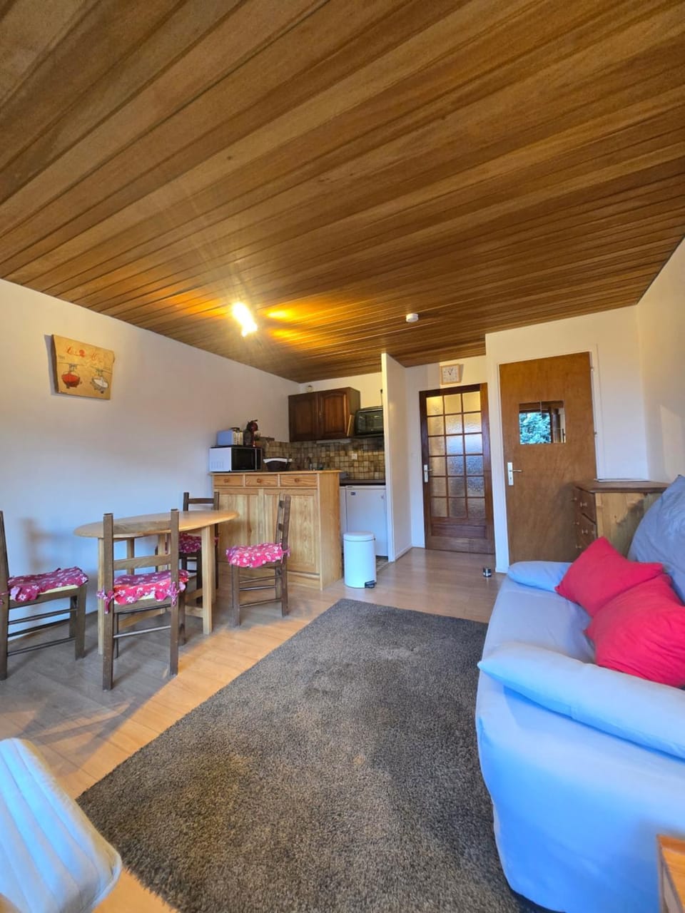 Kitchen or kitchenette, Living room, Seating area, Dining area
