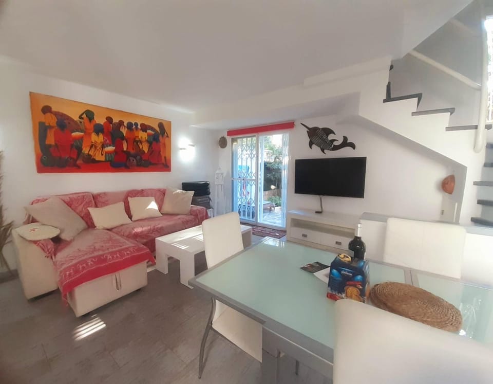 TV and multimedia, Living room, Seating area, Dining area
