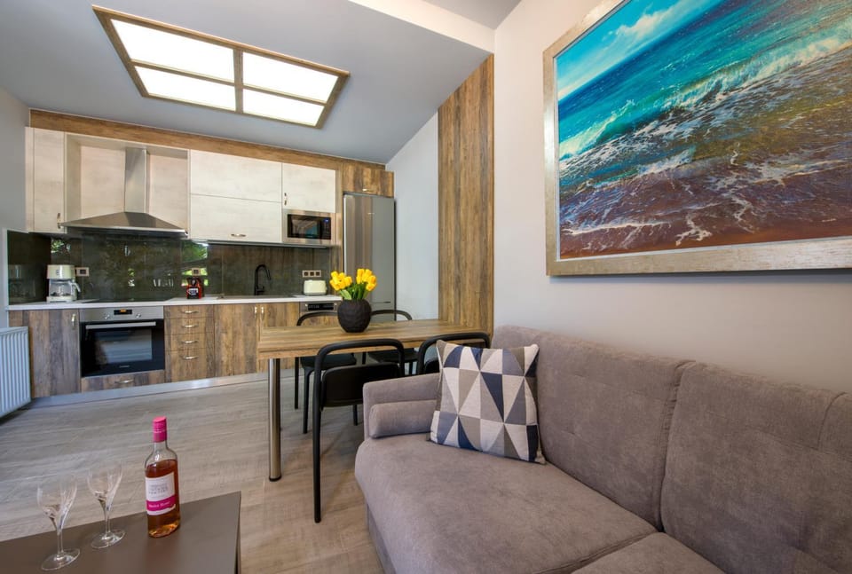 Kitchen or kitchenette, Living room, Seating area, Dining area, minibar, oven, pet friendly, stove, kitchen, kitchen
