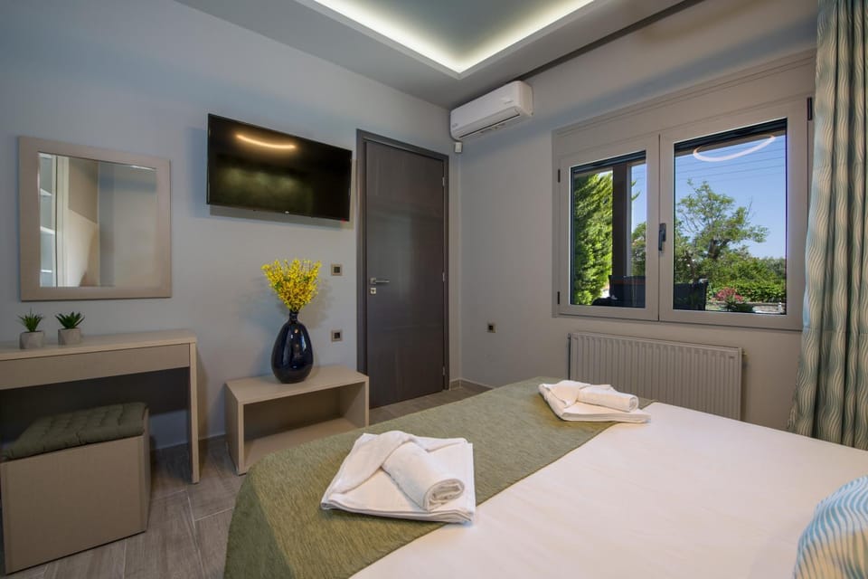 Bed, TV and multimedia, View (from property/room), View (from property/room), Photo of the whole room, Bedroom, City view, Garden view, Garden view, towels, air conditioner