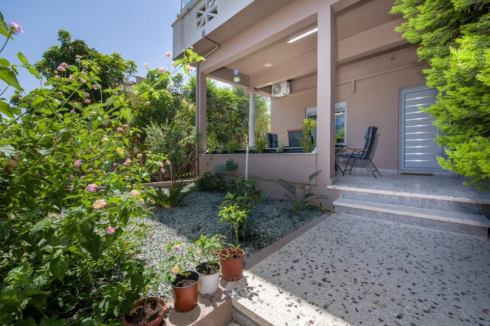 Property building, Patio, Facade/entrance, Day, Garden, Garden, View (from property/room), Balcony/Terrace, Balcony/Terrace, Garden view, Location
