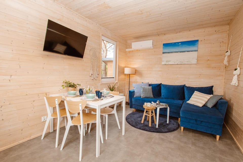 TV and multimedia, Living room, Seating area, Dining area, air conditioner