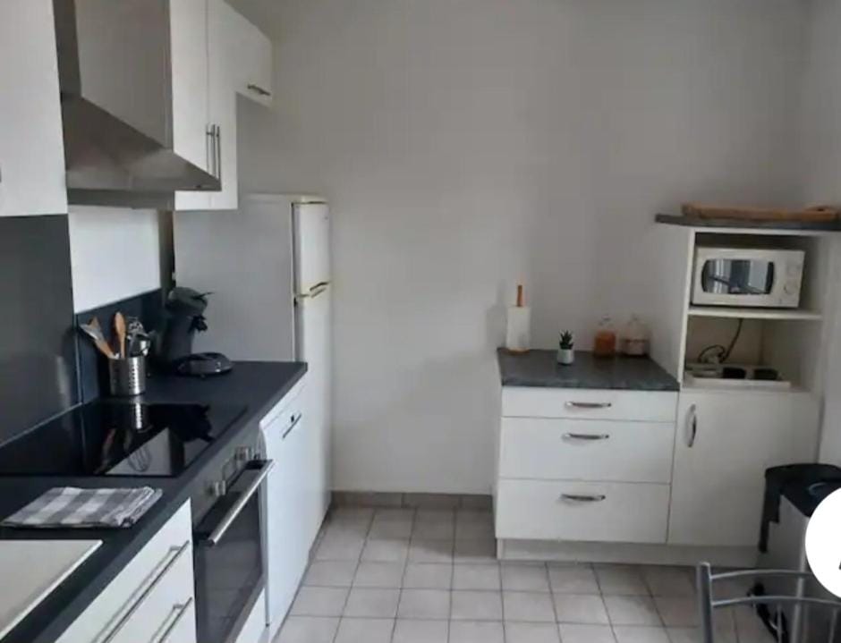 Coffee/tea facilities, oven, stove, toaster